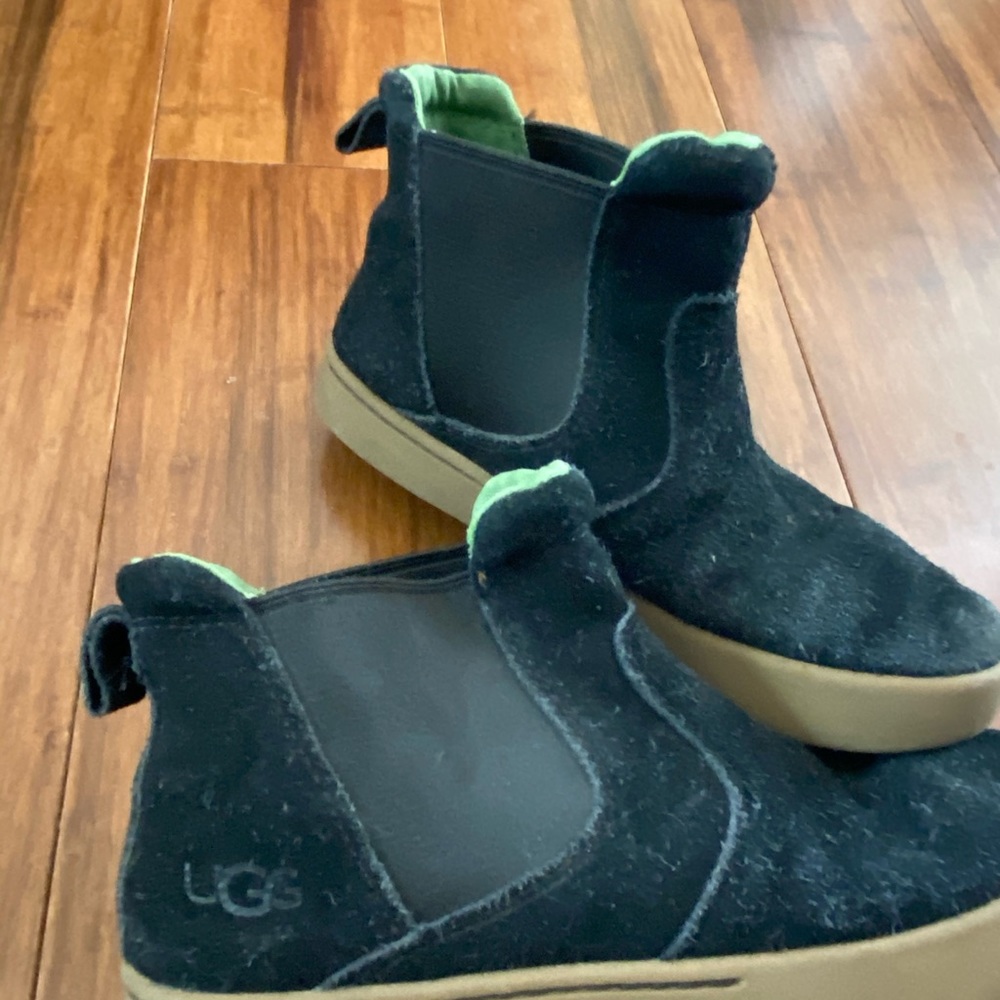 Ugg shoes for boys size 3